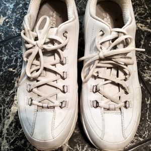 Sketches tennis shoes